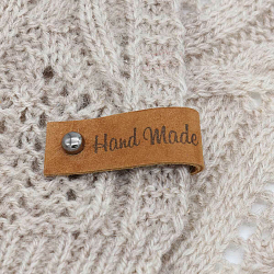 Кожаная бирка с кнопкой 'Hand Made' 1,3*7см, уп.4шт